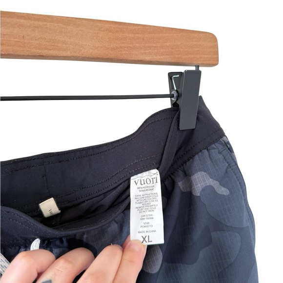 Vuori Mens Stockton Layered Compression Performance Shorts in Blue Grey Camo - Picture 6 of 7